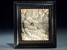 Detailabbildung: Feines Elfenbein-Schnitzrelief mit Darstellung einer Pieta