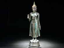 Detailabbildung: Große stehende Buddha-Figur