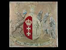 Detailabbildung: Gobelin-Stickerei mit Königswappen, Löwe und Adler und lateinischer Devise