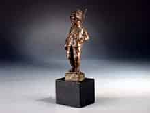 Detailabbildung: Kleine Bronzefigur eines Jägerknaben