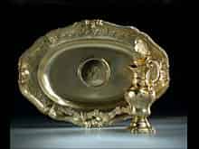 Detailabbildung: Qualitätvolles Straßburger Silbertablett mit Kännchen des Kardinal von Metz.