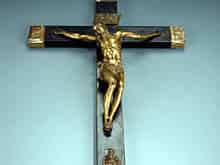 Detailabbildung: Kruzifix mit einem Corpus Christi in vergoldeter Bronze