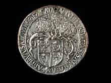 Detailabbildung: Rundmedaillon mit Wappen der französischen Thronfolger genannt Dauphin