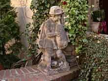 Detailabbildung: Stein-Gartenfigur eines Dudelsackspielers