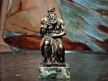 Detailabbildung: Kleine Bronzefigur des sitzenden Moses