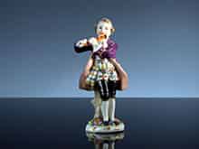 Detailabbildung: Kleine Porzellan-Figur eines höfisch gekleideten Flötenspielers