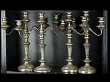 Detailabbildung: Satz von vier Kerzentafelleuchtern im Empirestil