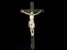 Detailabbildung: Holz-Kruzifix mit gefasstem Corpus Christi.