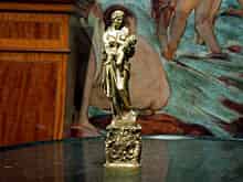 Detailabbildung: Feuervergoldete Bronzefigur einer Caritas 