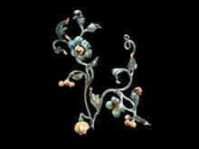 Detail images: In Schmiedeeisen gefertigter Zweig mit Blättern, Blüten und Knospen.
