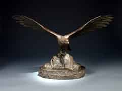Detailabbildung:  Bronzefigur eines Adlers mit ausgebreiteten Schwingen