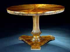 Detailabbildung:  Großer runder Biedermeier-Tisch in Nussbaum