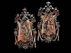Detailabbildung:  Paar geschnitzte Wandkartuschen mit jagdlichen Trophäen