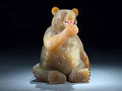 Detailabbildung:  Figur eines sitzenden Bären aus Achat