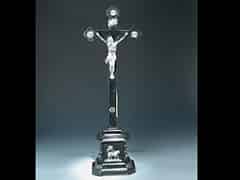 Detailabbildung:  Gesockeltes Kreuz mit silbergegossenem Korpus Christi und Silberapplikationen