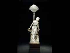Detailabbildung:  Große Marmorfigur mit Lampensäule