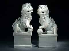 Detailabbildung:  Paar buddhistische Löwen aus ”Blanc-de-Chine”-Porzellan