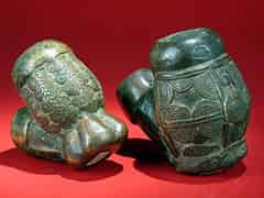 Detail images:  Zwei bronzegegossene Pfeifenköpfe