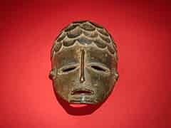 Detailabbildung:  Kleine Handmaske in Bronze