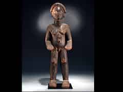 Detailabbildung:  Stehende männliche Götterfigur mit halbmondförmiger Zapfenfrisur und schwarzbrauner Patina