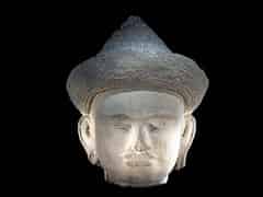 Detailabbildung:  Kopf eines Buddha aus grauem Kalksandstein