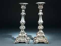 Detailabbildung:  Paar versilberte Kerzenleuchter, Barockstil. H. 28 cm. 19. Jhdt.