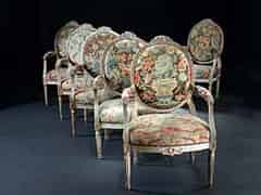 Detailabbildung:  Satz von sechs Louis XVI-Stühlen mit frühen Gros-Point-Stickereibezügen.