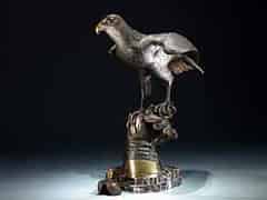 Detail images:  Bronze-Figur eines Falken auf Falkner-Handschuh