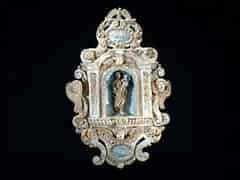 Detailabbildung: Kleine, barocke Wandädikula mit Madonnenfigur