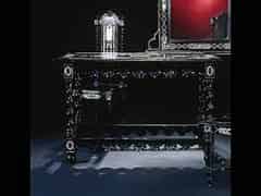 Detailabbildung:  Ebonisierter und mit Beineinlagen dekorierter Tisch im Renaissance-Stil des Historismus