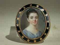 Detail images:  Ovales Miniaturportrait einer Dame im hellblauen Empirekleid und hochgesteckter Frisur.