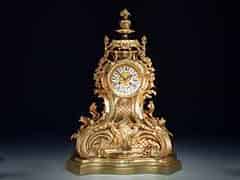 Detailabbildung:  Große feuervergoldete Kaminuhr im Stil Louis XV