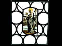 Detailabbildung: Bleiverglastes Fensterbild mit Darstellung eines Heiligen Bischofs im Mittelfeld, umgeben