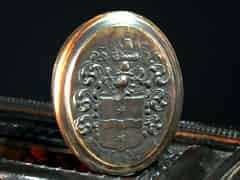 Detailabbildung: Ovale Horndose mit dem Wappen von Francis Drake