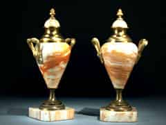 Detail images: Paar kleine Marmor-Ziervasen mit vergoldeten Bronzeapplikationen