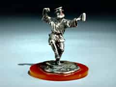 Detailabbildung: Kleine gegossene Silberfigur eines tanzenden Russen. Auf Achatsockelplatte. H.: 7 cm.