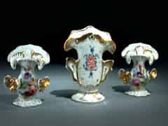 Detailabbildung: Drei kleine Porzellan- Nippes-Vasen