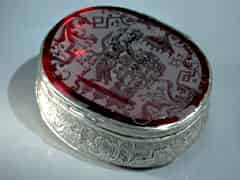 Detailabbildung: Ovale Silberdose mit Deckel in Rubinglas