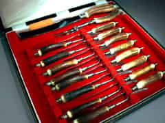 Detail images: Jagdbesteck für 8 Personen. Messer und Gabeln, dazu Bratenmesser und -gabel, Horngriffe