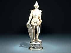 Detailabbildung: Silberne Standfigur eines französischen Königs in Ritterrüstung