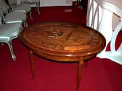 Detailabbildung: Ovaler Louis XVI-Tisch mit figürlich eingelegter Tischplatte