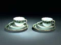 Detail images: Zwei Meissener Tassen mit Untertassen und kleinem Teller, Weinlaubdekor mit Goldrand, am