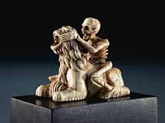 Detailabbildung: Kleine Elfenbeinschnitzgruppe, Skelett auf einem Löwen reitend