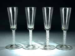 Detailabbildung: Satz von vier Champagnerkelchen, die Stiele mit weißen Fadeneinlagen spiralig gedreht. Die