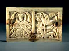 Detailabbildung: Elfenbein-Schnitzrelief mit Christusdarstellung und Evangelistensymbolen