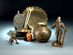 Detail images: Konvolut von acht asiatischen Objekten in Kupferbronze, bzw. dabei ein Figürchen in