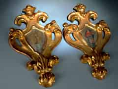 Detail images: Paar holzgeschnitzte gefasste und vergoldete Kartuschen im Rokoko-Stil mit religiösen