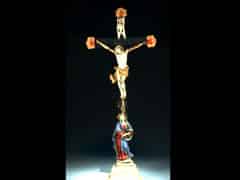 Detailabbildung: Tischkreuz mit Corpus Christi und der trauernden Maria als Standfigur am Kreuzesfuß auf