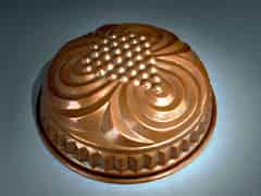 Detail images: Kupferne Backform, innen verzinnt, im Relief Traubenmotiv. D.: 25 cm. 19. Jhdt.