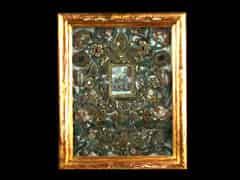 Detail images: In der Mitte kleines mit Brokatborten eingefasstes Andachtsbildchen des hl. Augustinus, in Radierung wiedergegeben, der breite Rahmen in Form von einer aus verschiedenfarbigen Stoffen gefertigten Collage, mit Darstellungen von Blüten, Vögeln, Blumen und